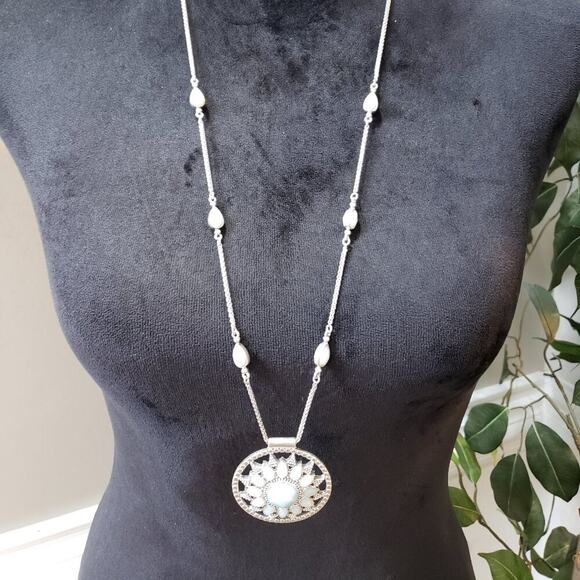 Womens Silver Plated White Faceted Acrylic Round Pendant Necklace with Lobster - Picture 2 of 7